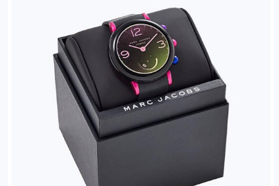 Marc Jacobs电子表不需要充电吗？类似于智能手表吗？